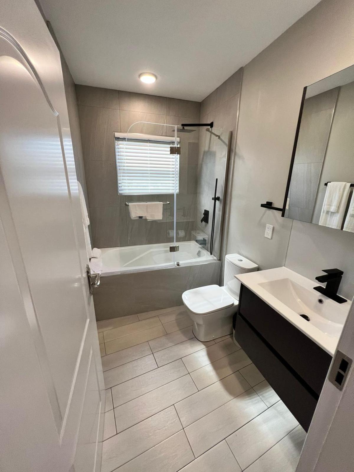 Hillsboro Condominiums Бастер Екстериор снимка
